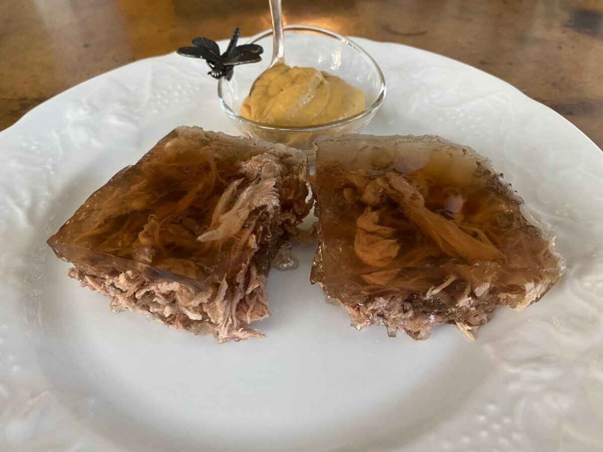 Говядина в желе: традиционное блюдо с современным взглядом Говядина в желе: традиционное блюдо с современным взглядом